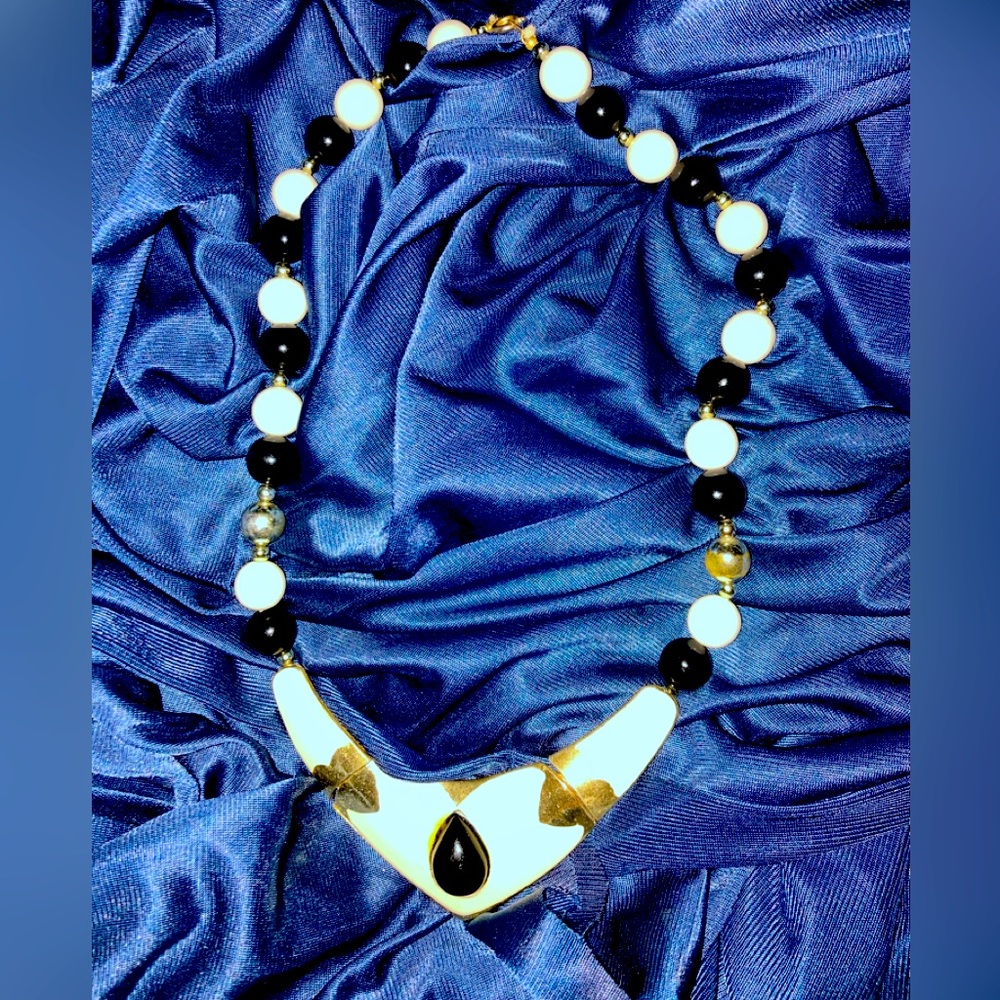 Beautiful vintage necklace white and black beads